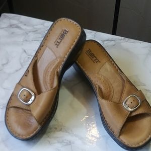 Women's born Slide On Sandles tan leather sz 6